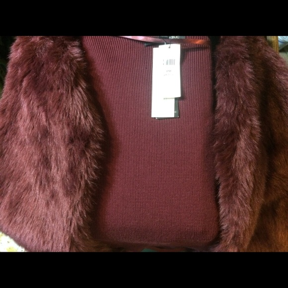 Banana Republic faux fur sweater in maroon - Picture 4 of 6
